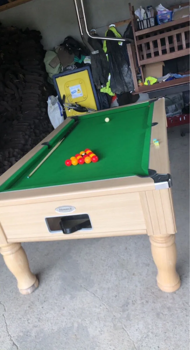 Pool table - Image 1