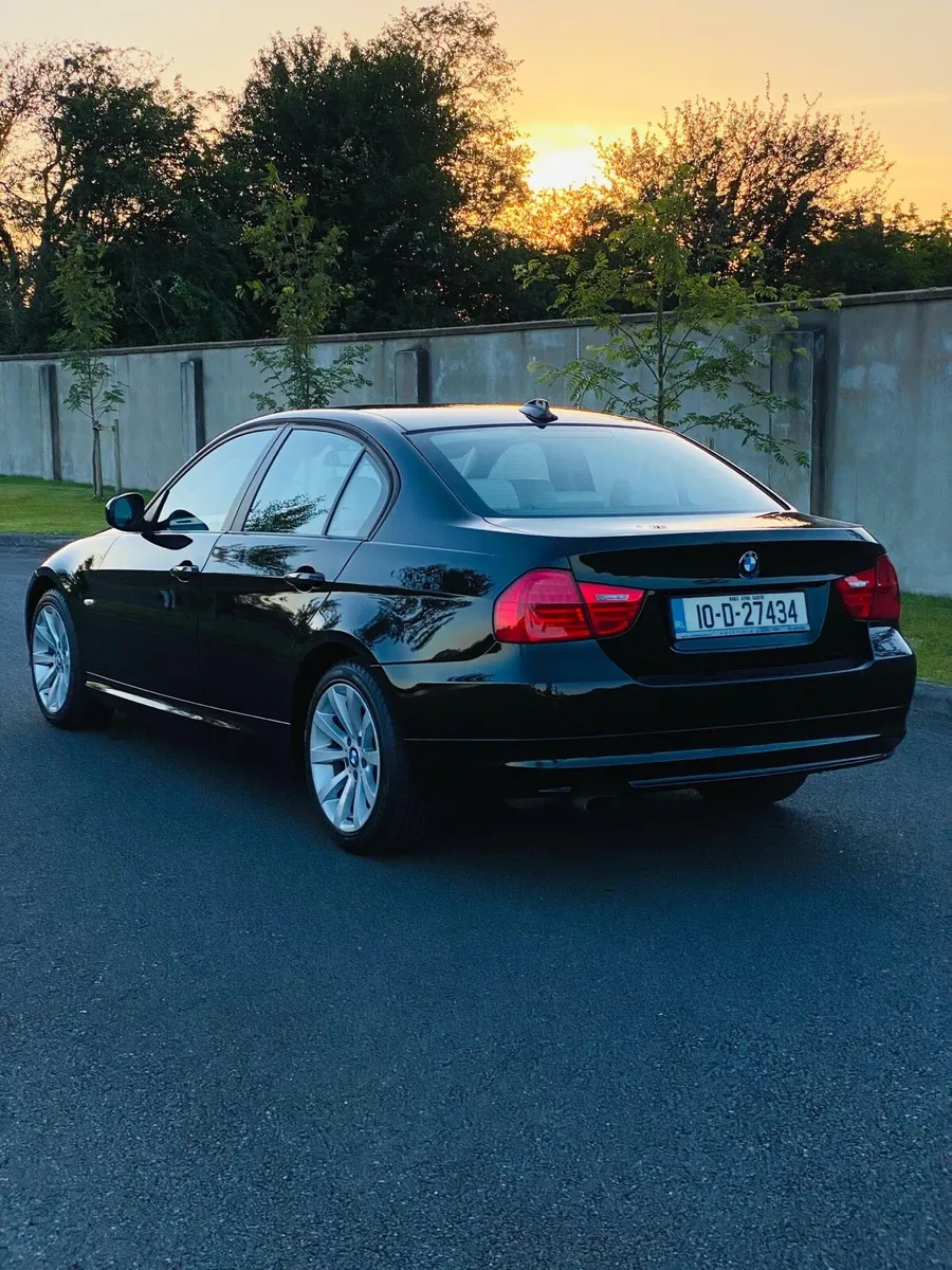 BMW E90 318i 2010 - Image 2
