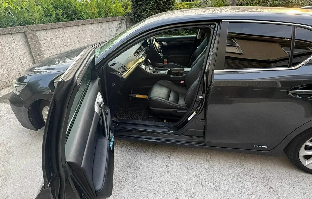 2011 Lexus CT200h | Hybrid | Reliable & Economical - Image 2