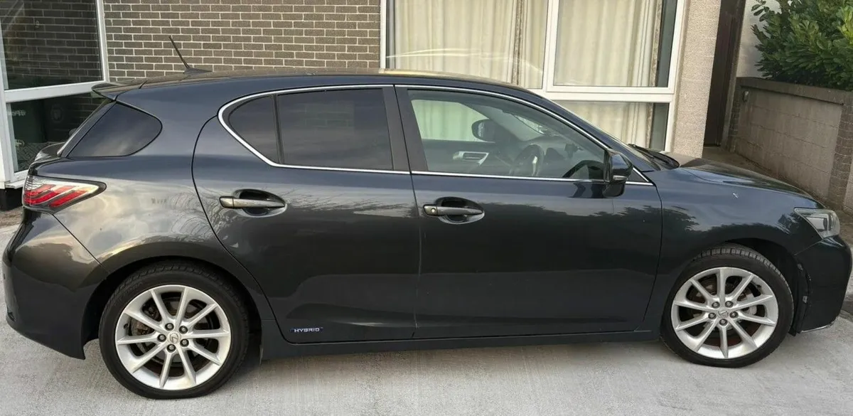 2011 Lexus CT200h | Hybrid | Reliable & Economical - Image 4