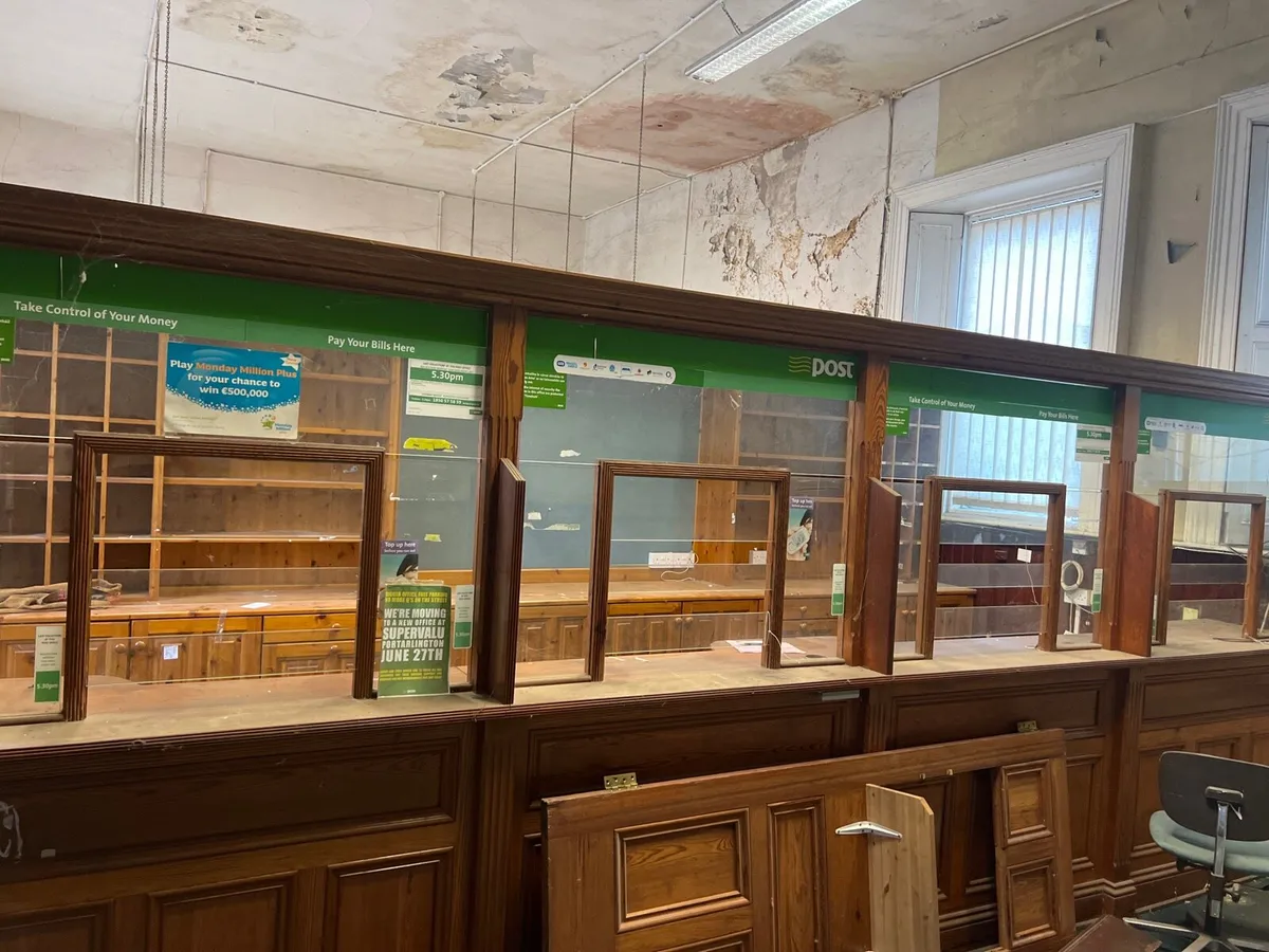 Post office counter - Image 1