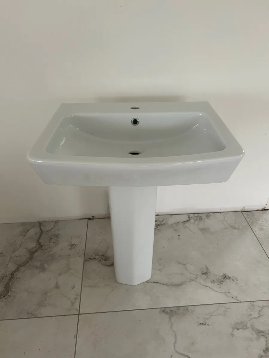 Bathroom taps - Image 1