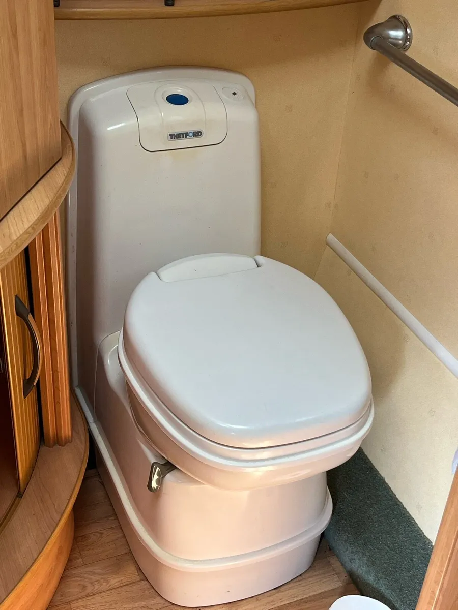 Caravan parts, windows, skylight - Image 1