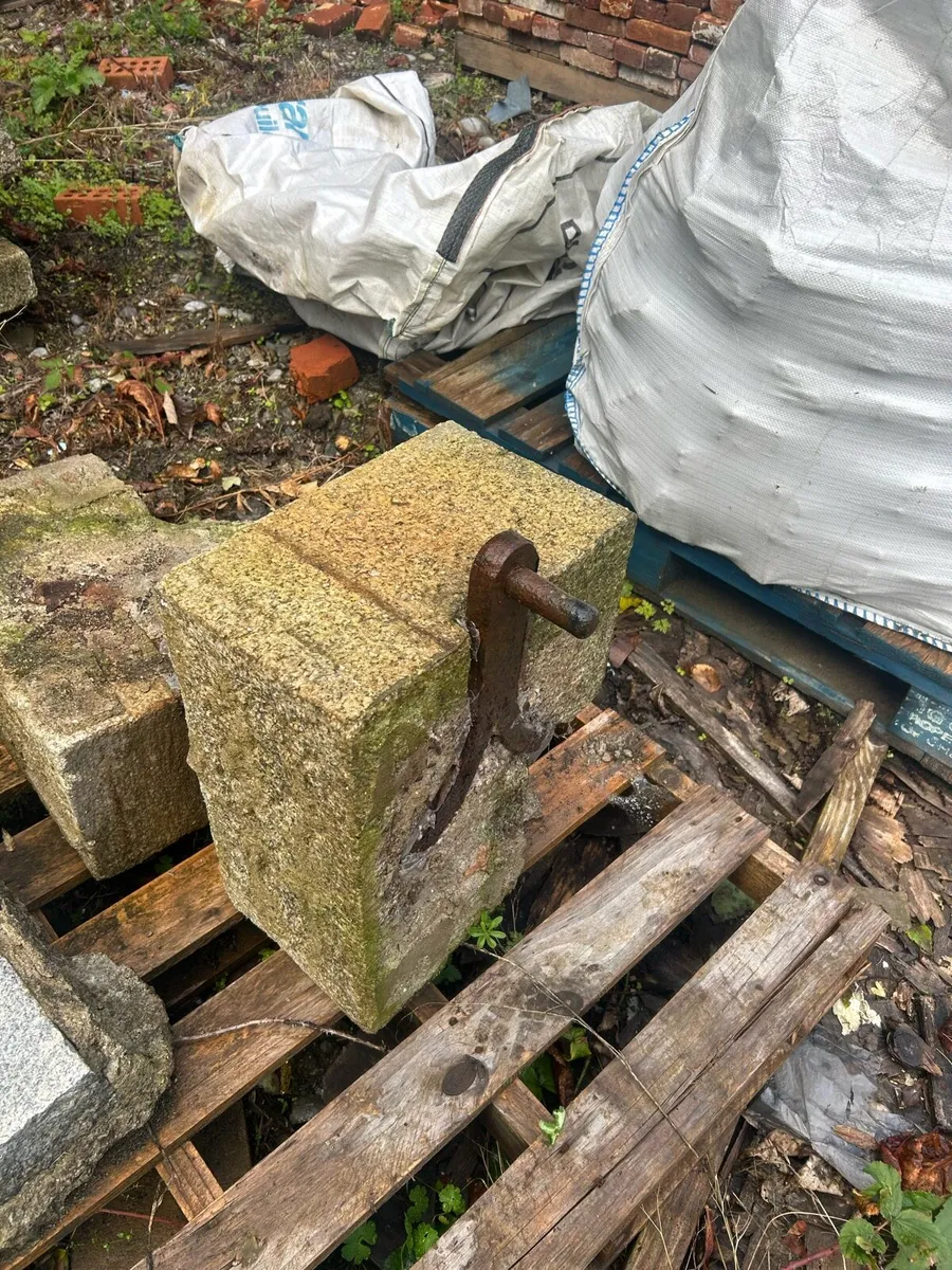 Granite corners with gate holder - Image 1