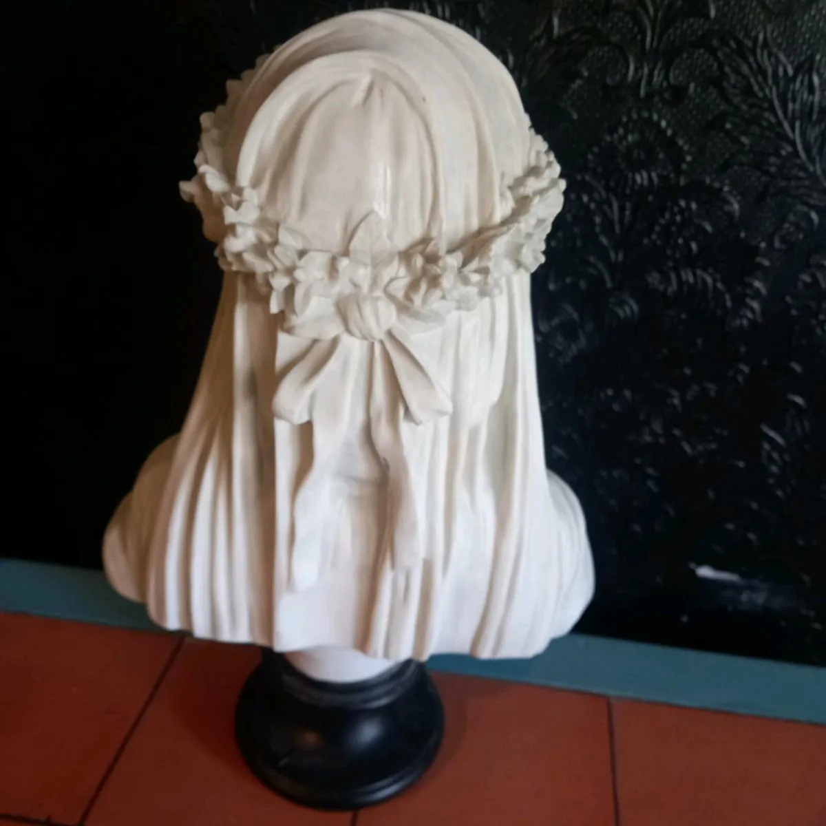 Raffaele Monti Veiled lady decorative bust - Image 3