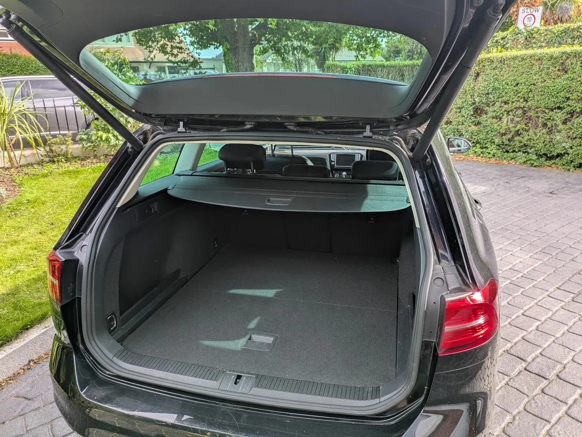 Volkswagen Passat Highline Estate, Great Spec - Image 4