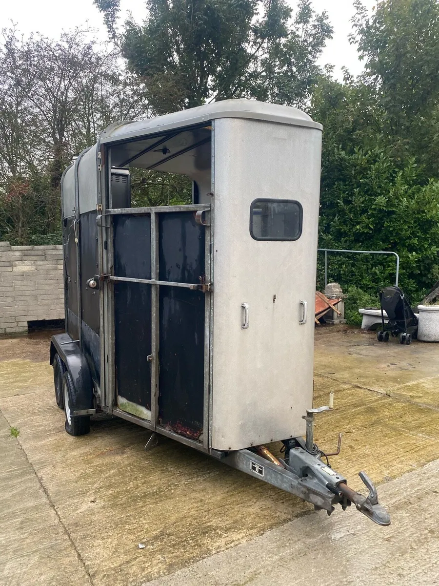 505 horse box - Image 1