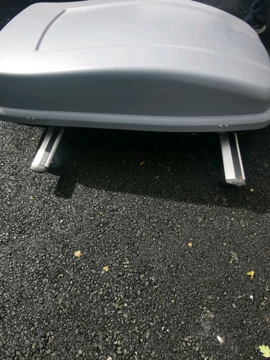 320 L Halfords roof box with Thule raised rail - Image 4