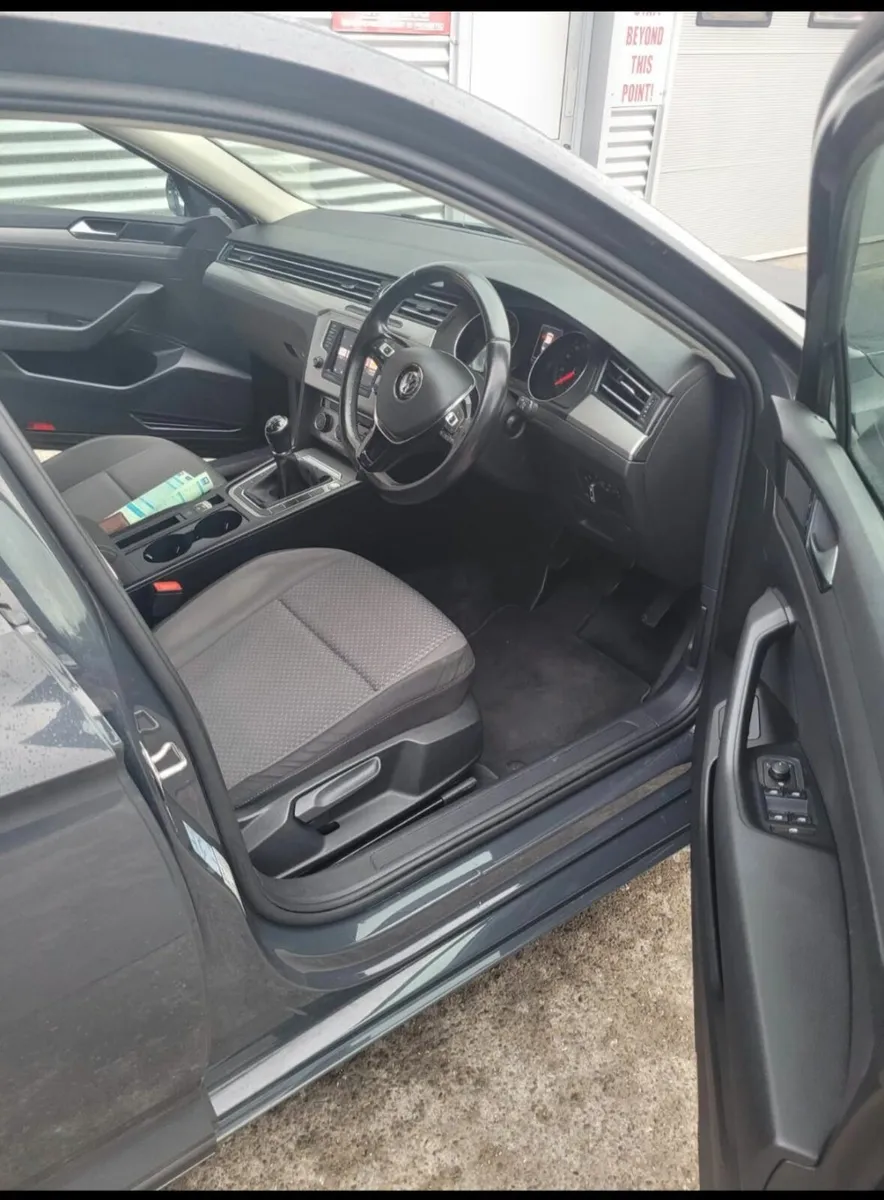 Volkswagen Passat 2017 - Image 2