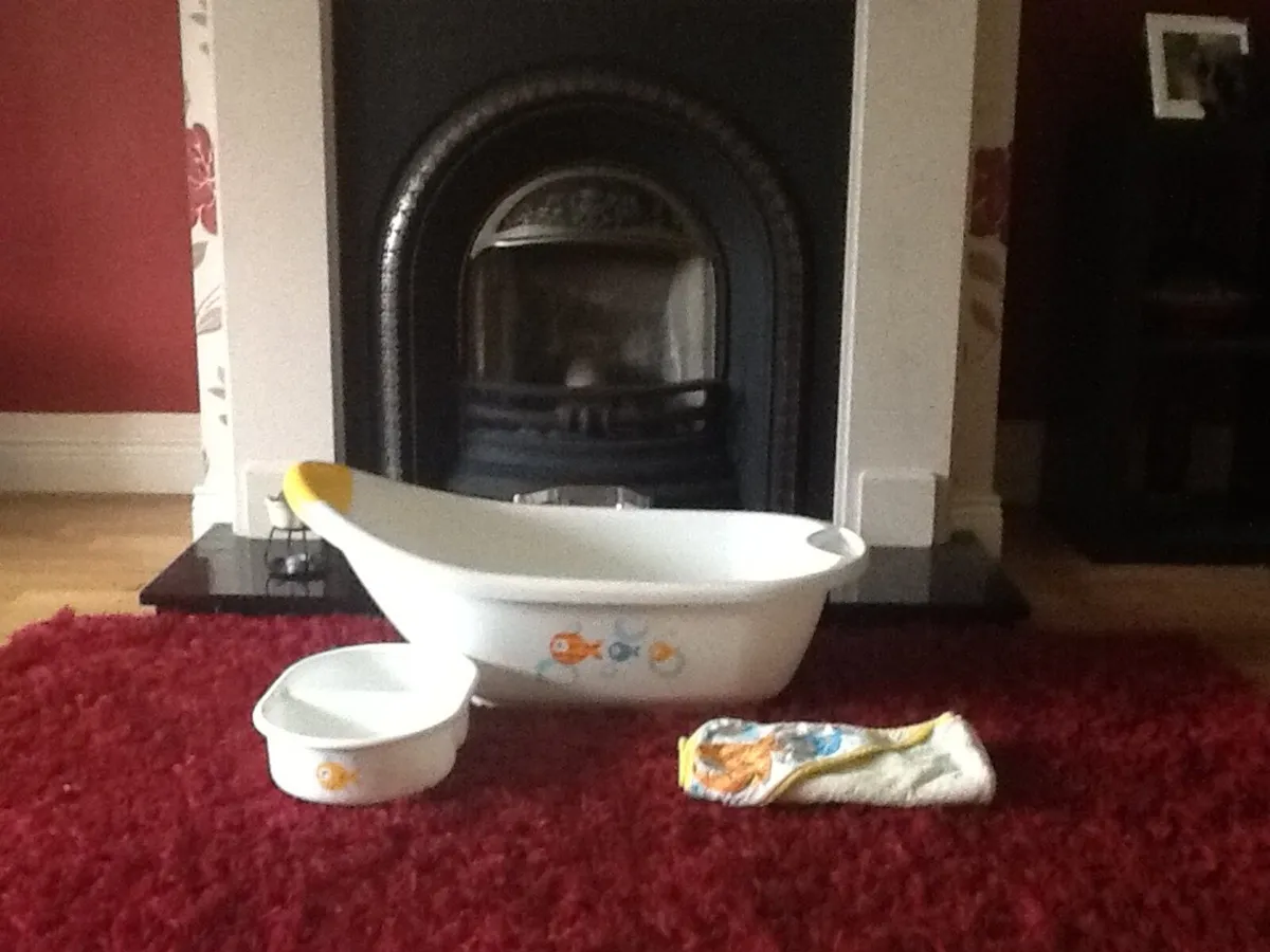 Mothercare bath, top n tail bowl and dry towel.
