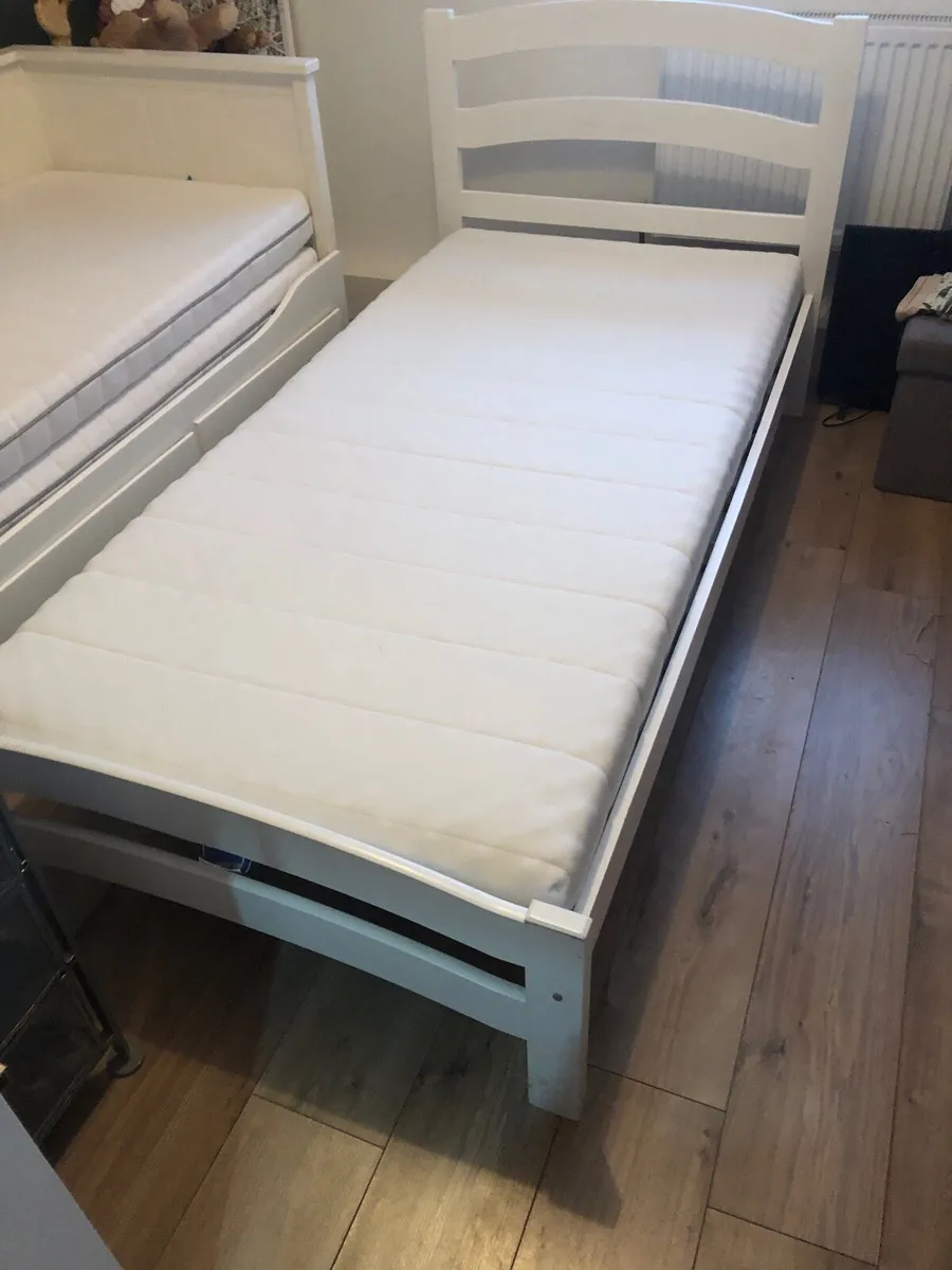Single bed with mattress - Image 1