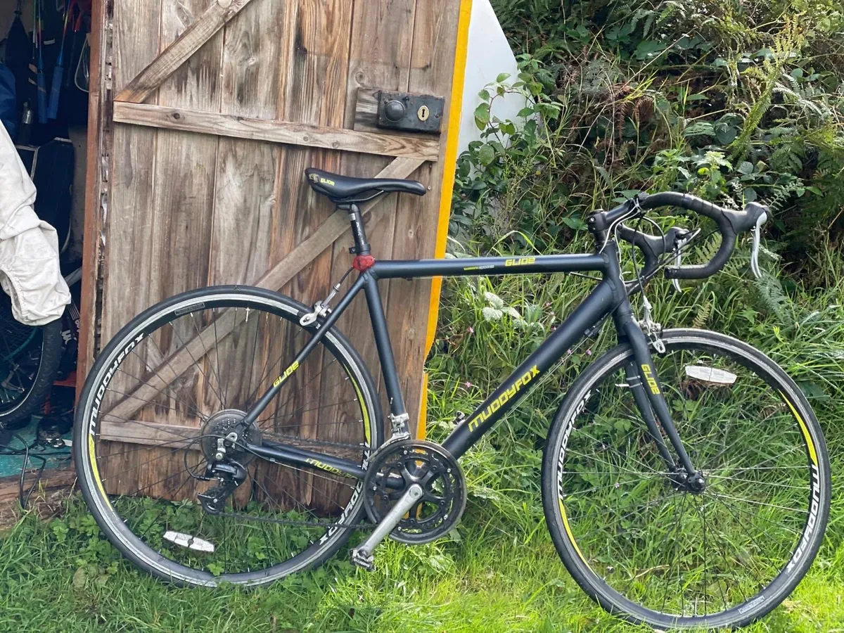 Selection of vintage and modern bicycles - Image 3