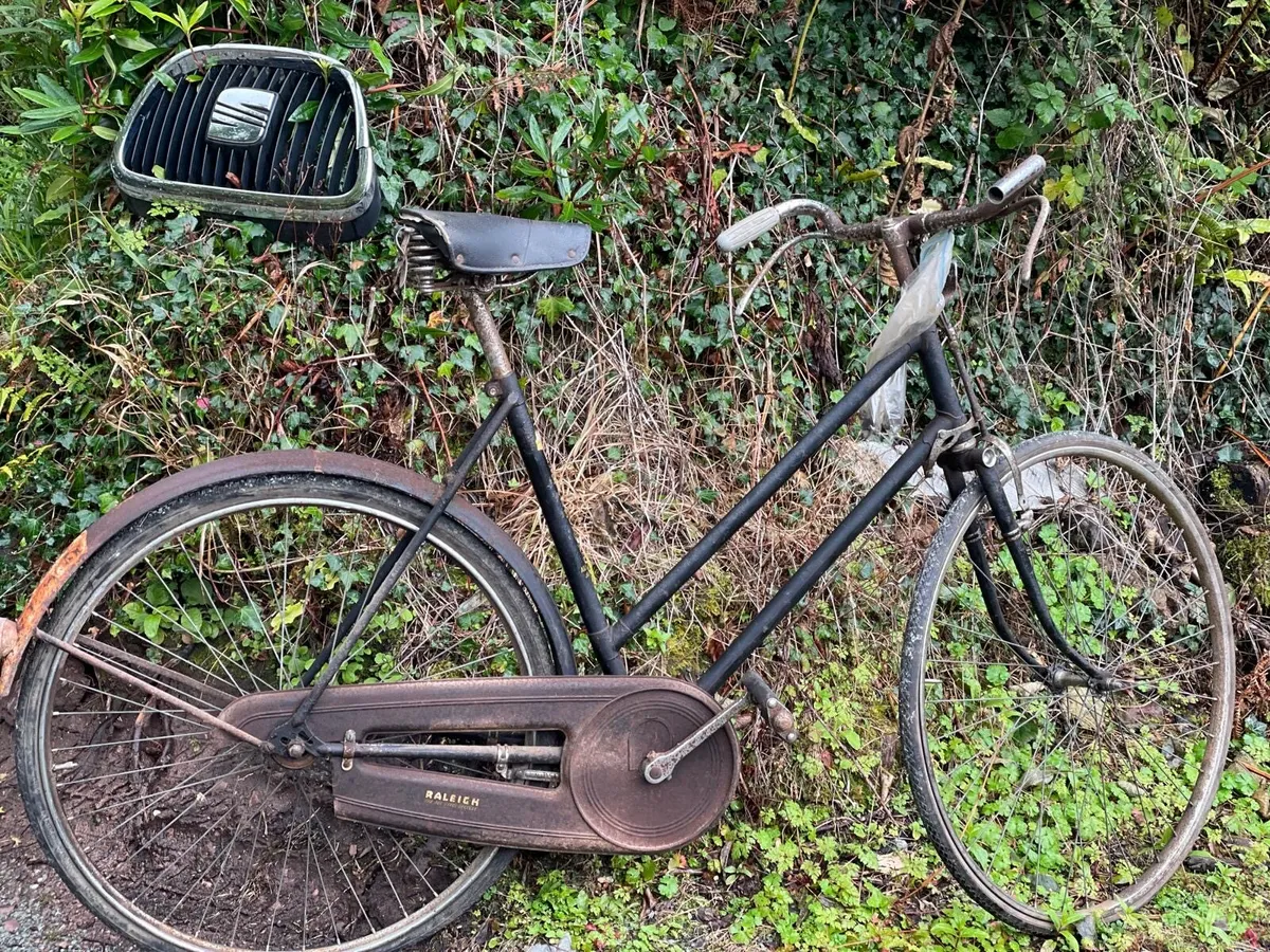 Selection of vintage and modern bicycles - Image 4