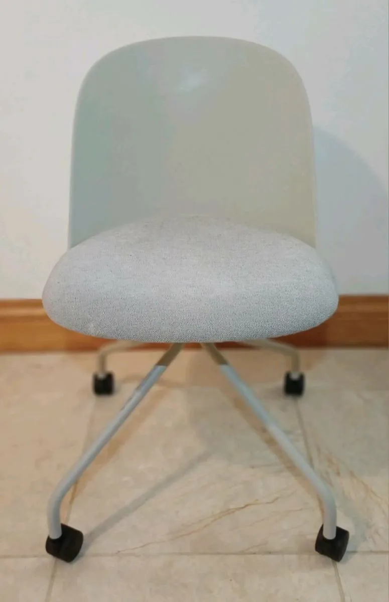 Mariolina Design Eggs Chair - Image 1