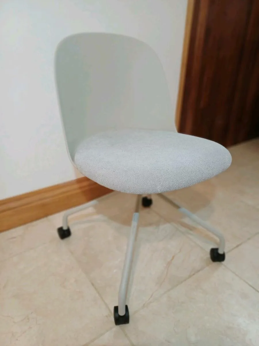 Mariolina Design Eggs Chair - Image 3
