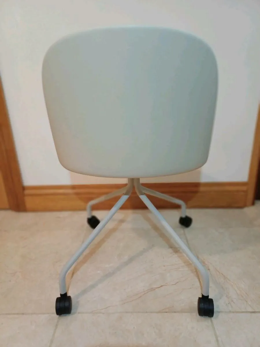Mariolina Design Eggs Chair - Image 4