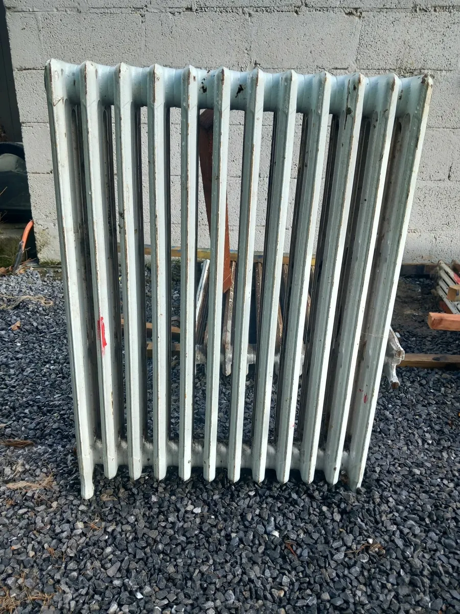 6 cast iron radiators - Image 1
