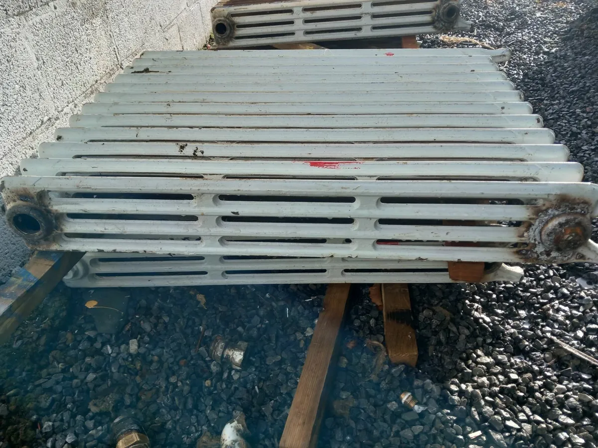 6 cast iron radiators - Image 4