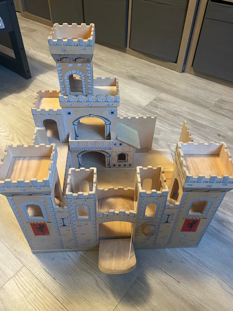 Wooden castle toy - Image 2