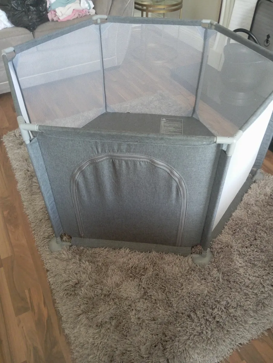 Play pen - Image 1