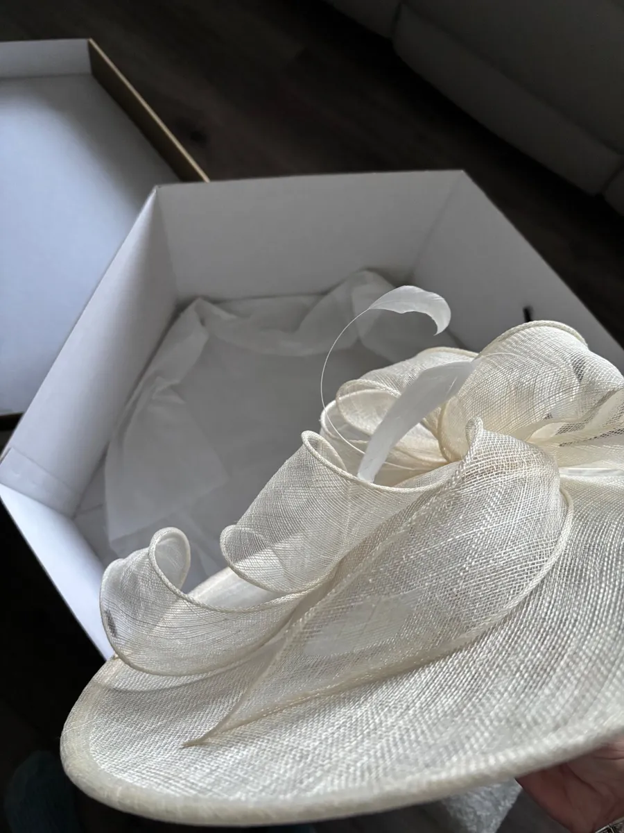 NEW Wedding hat - Image 3