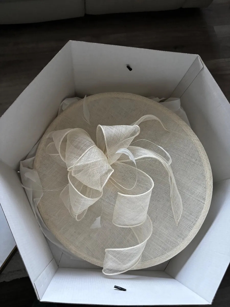 NEW Wedding hat - Image 1