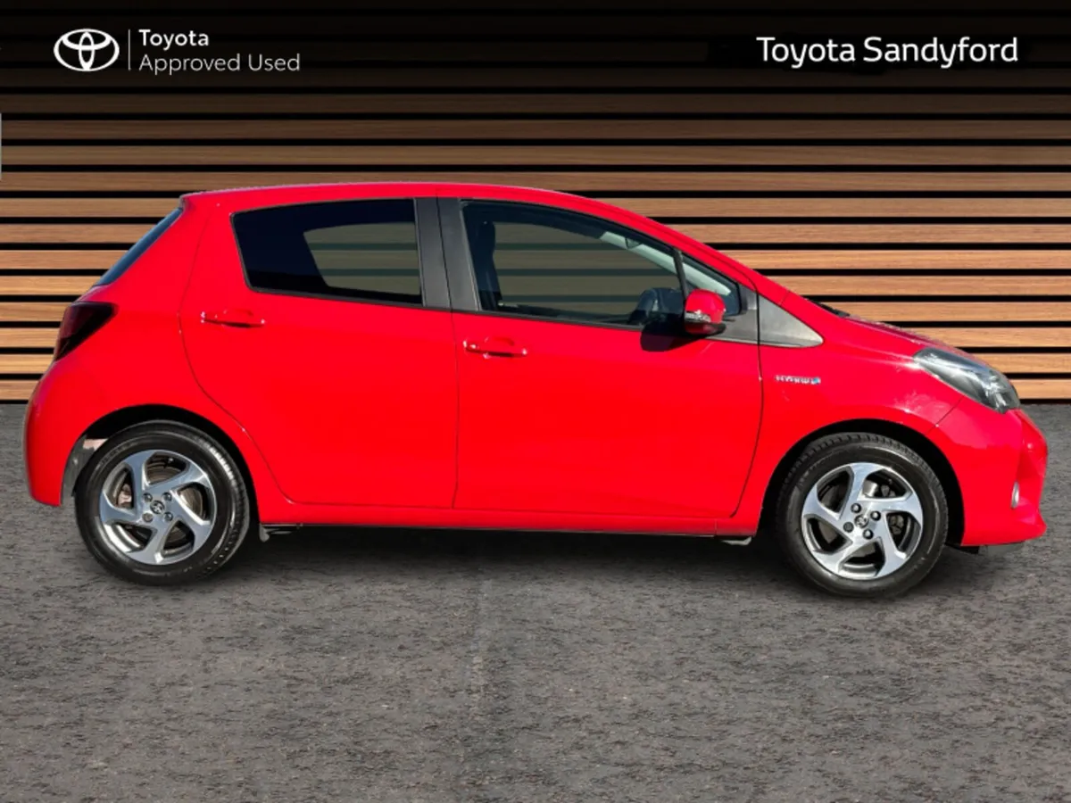 Toyota Yaris HYBRID ICON // REAR CAMERA // SAT-NAV - Image 3