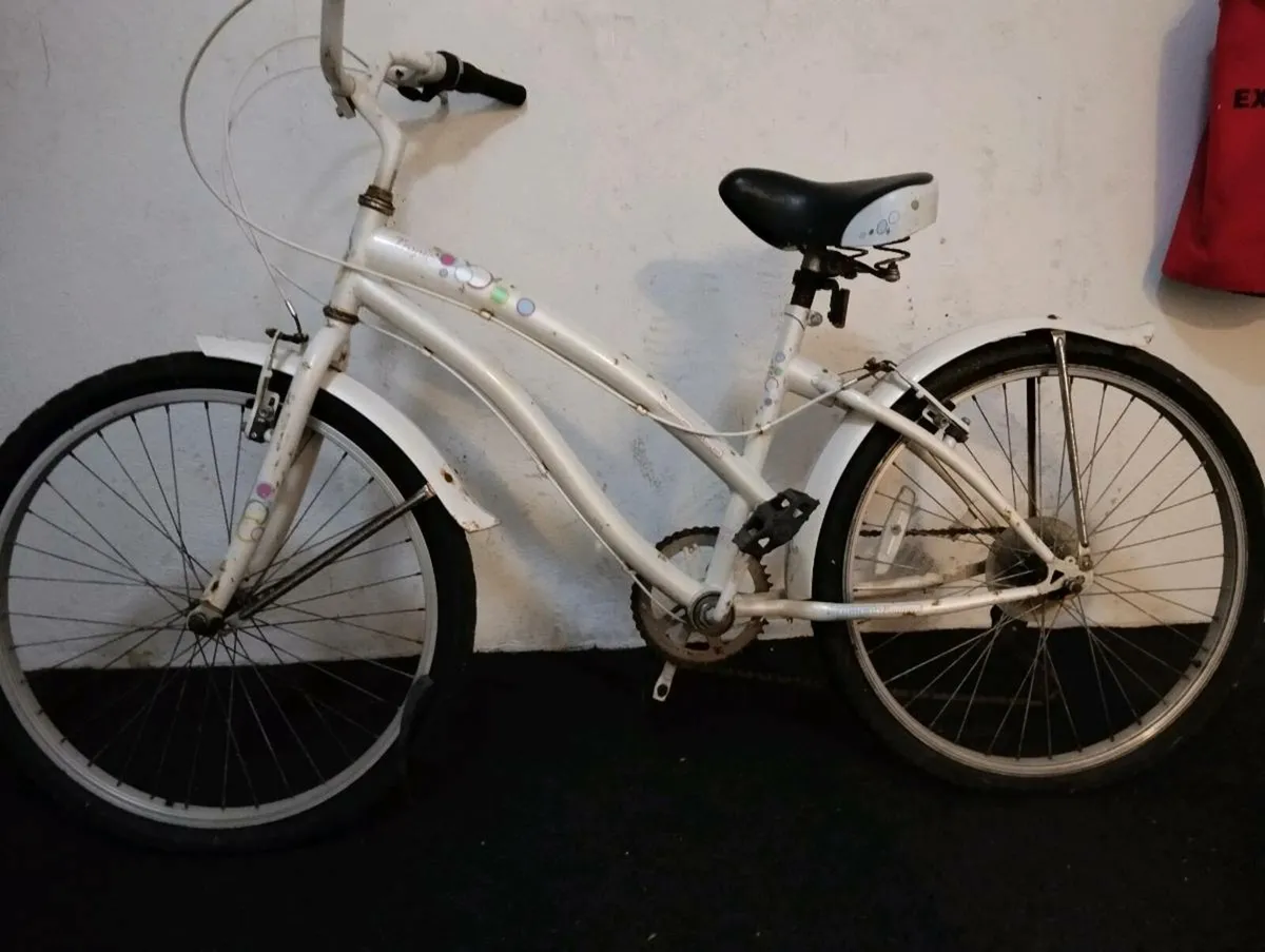 Girls 24inch bike - Image 1