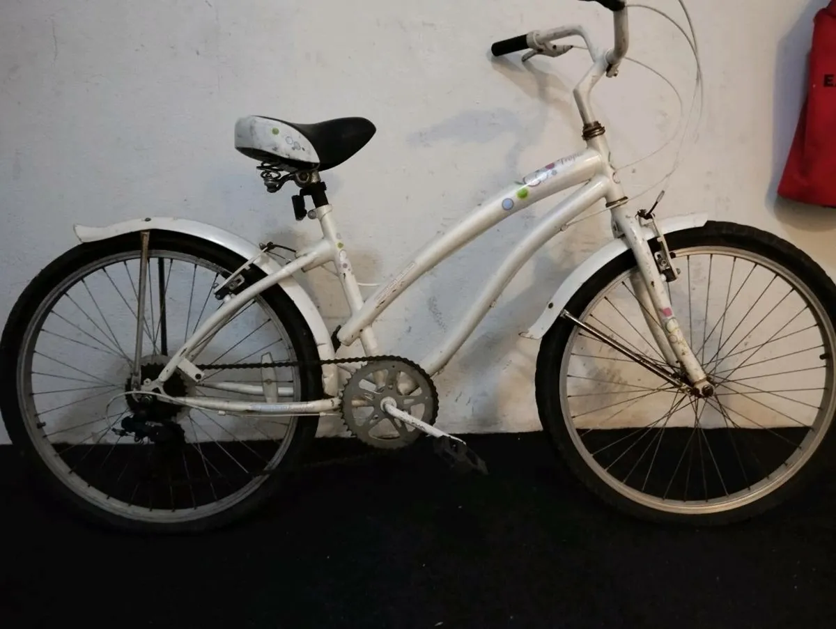 Girls 24inch bike - Image 2