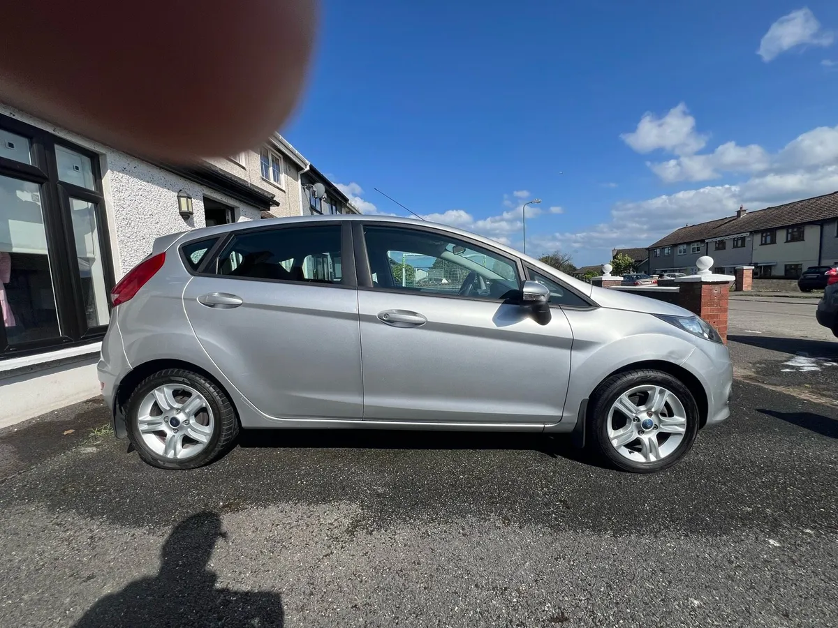 2010 Ford fiesta - Image 2