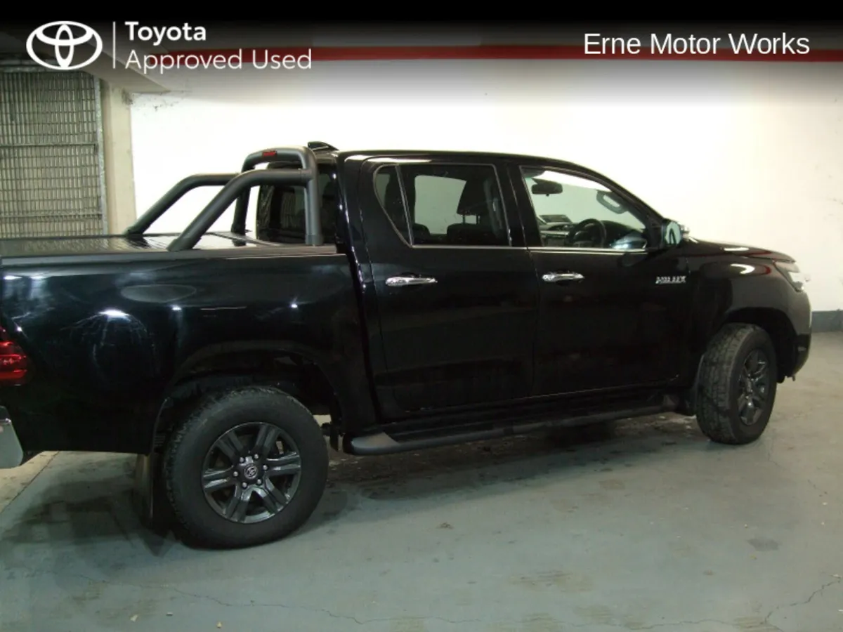 Toyota Hilux 2.8 SR5 DOUBLE CAB - Image 3