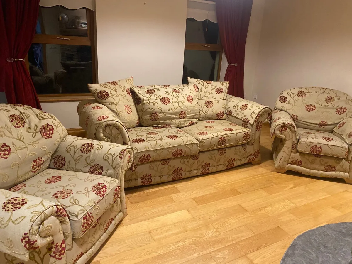 Suite of furniture - Image 1