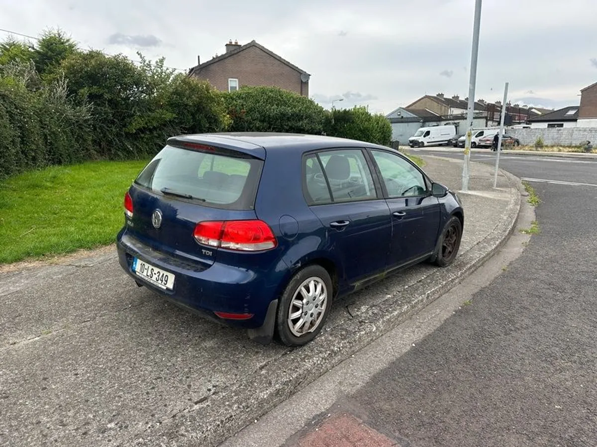 2010 Volkswagen Golf - Image 2