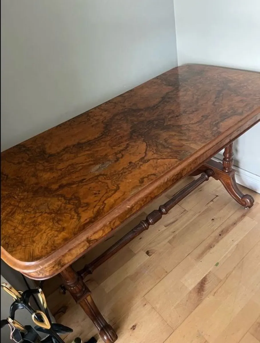 Stretcher table with a burr walnut finish - Image 4