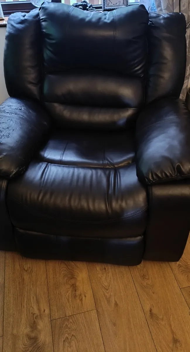 3 seater couch and two recliner chairs - Image 3