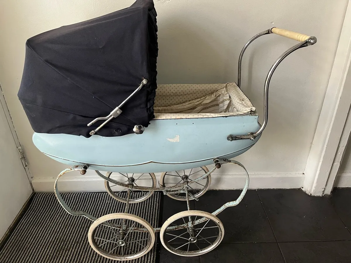 Vintage dolls pram - Image 1
