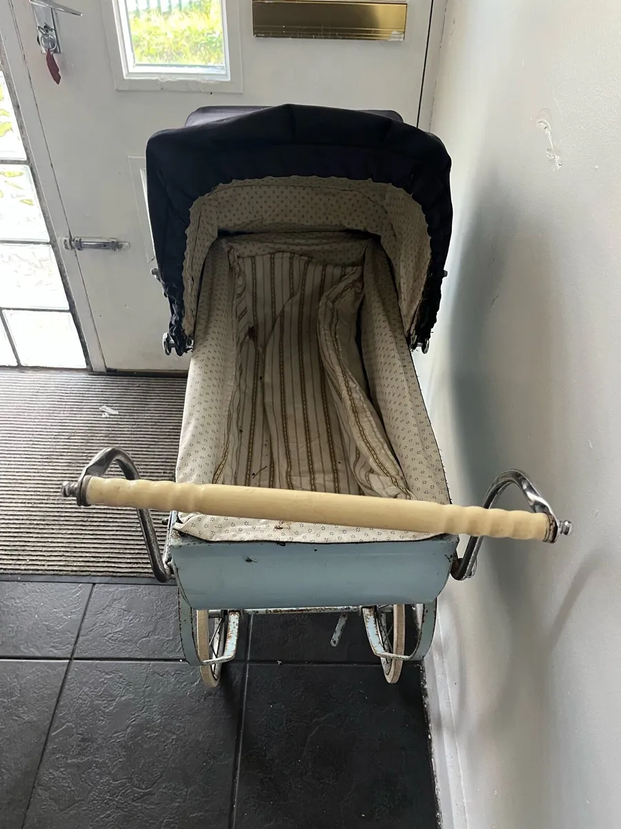 Vintage dolls pram - Image 3
