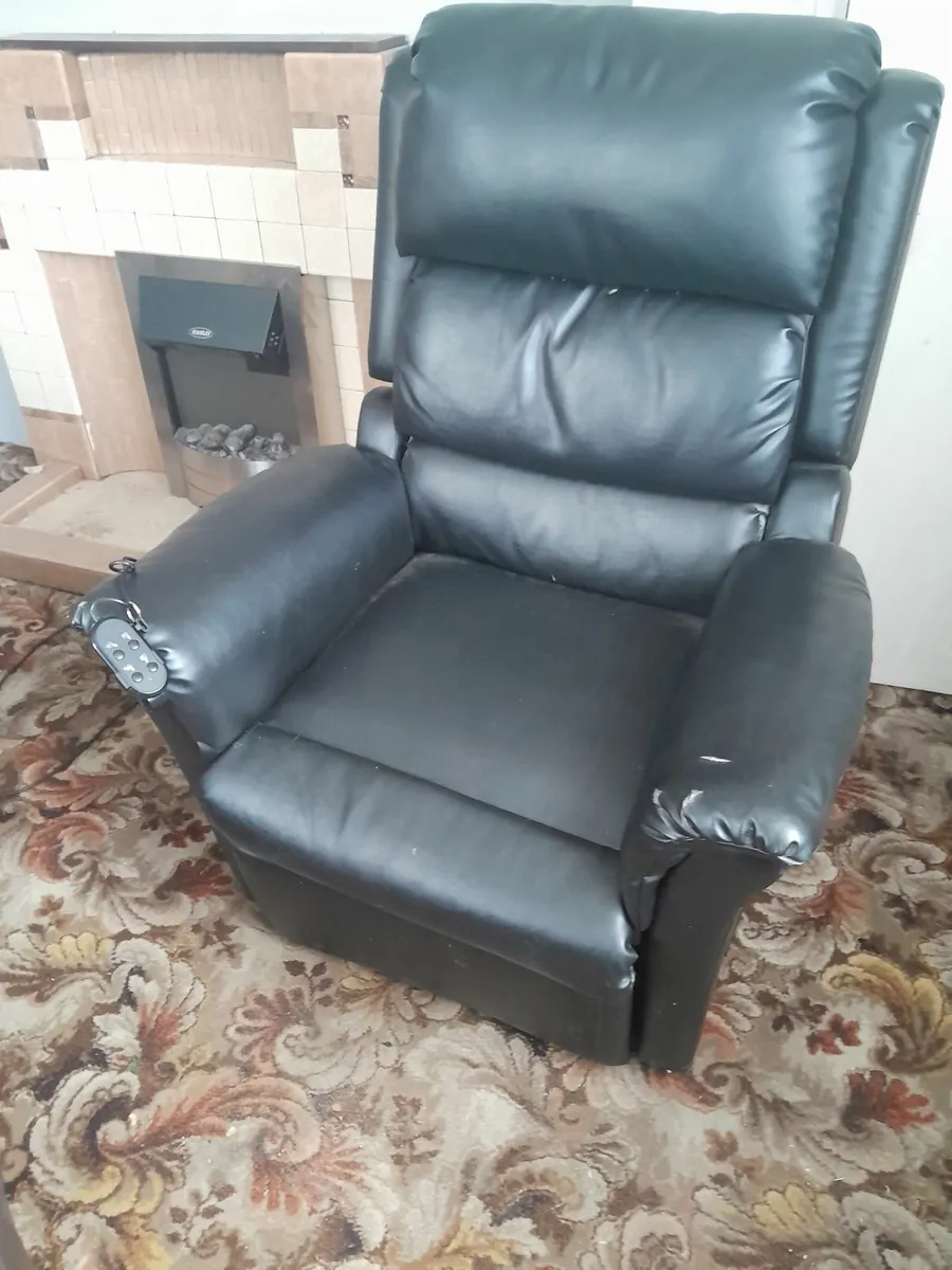 Electric armchair for elderly person - Image 1