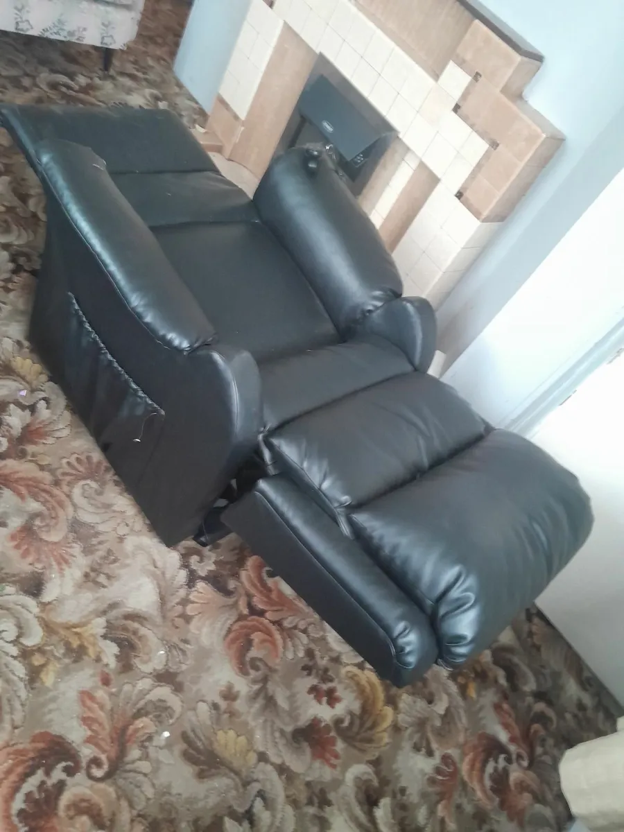 Electric armchair for elderly person - Image 2