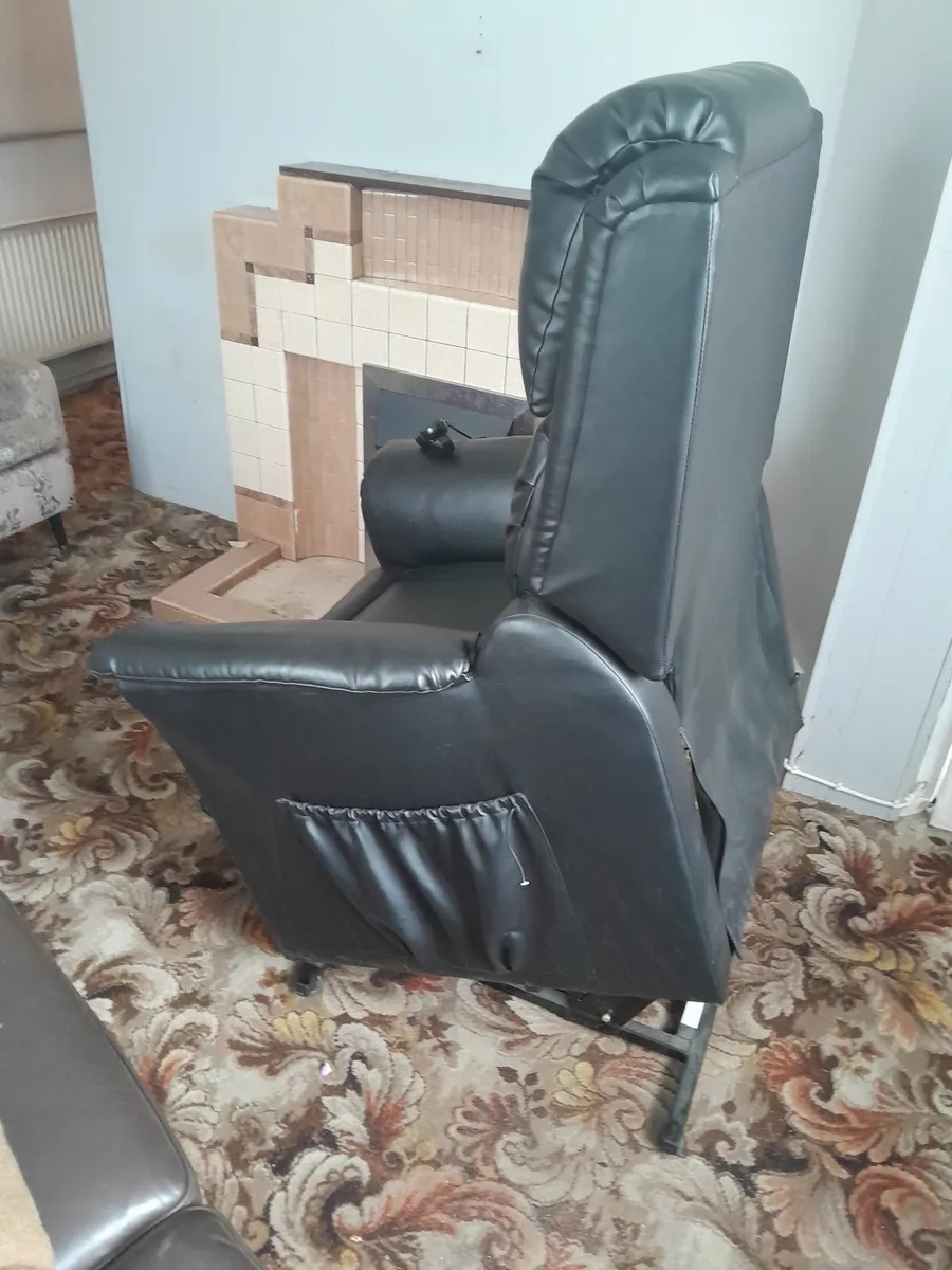 Electric armchair for elderly person - Image 3