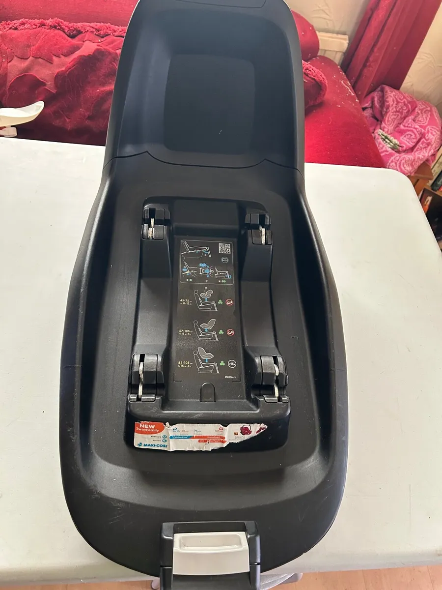 Maxi Cosi Car Seat & Base - Image 2
