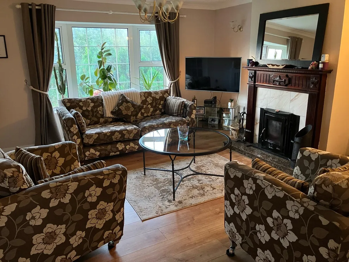 Furniture suite 4 piece plus glass coffee table - Image 1
