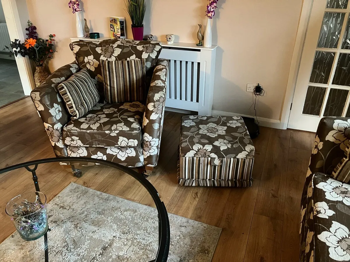 Furniture suite 4 piece plus glass coffee table - Image 3