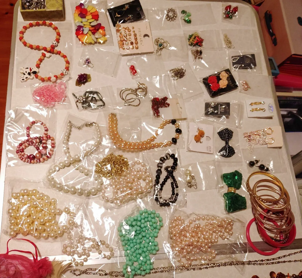 LOTS OF COSTUME JEWELLERY (NEW & USED). - Image 1