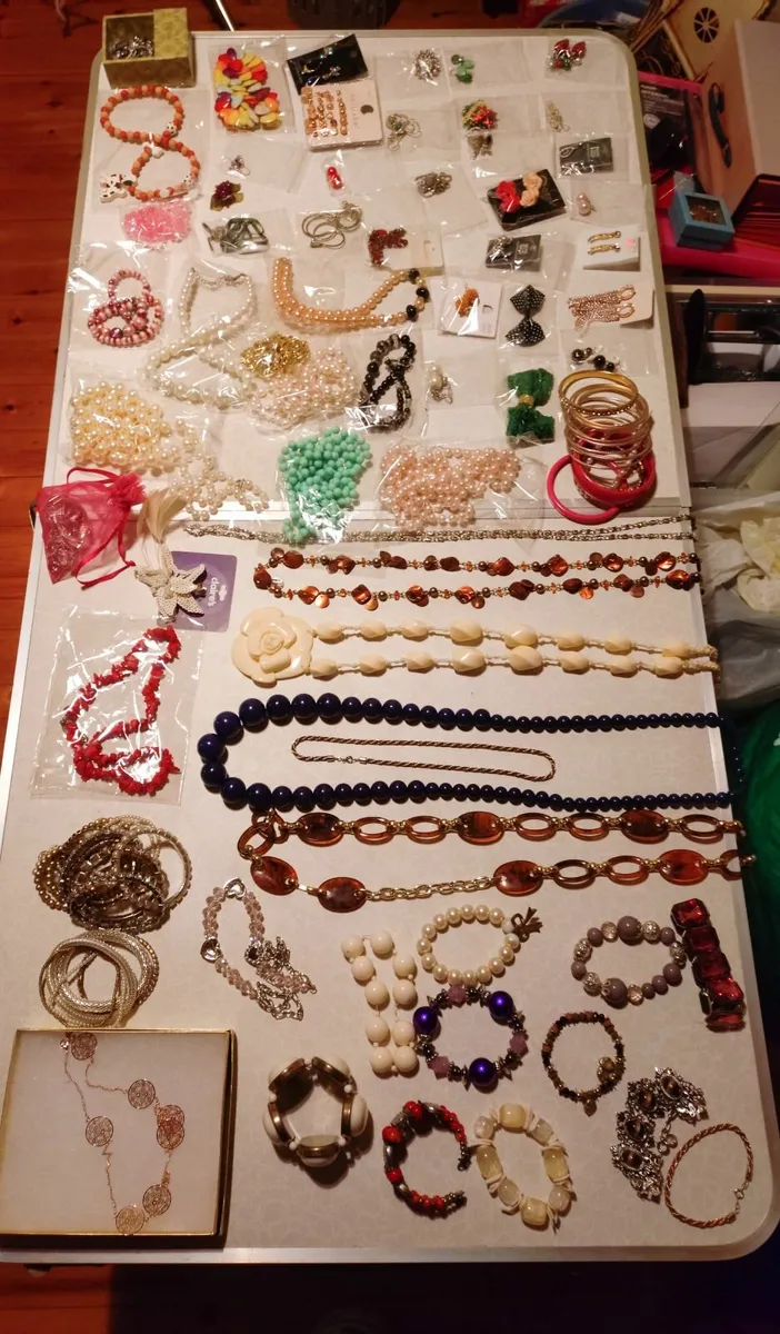 LOTS OF COSTUME JEWELLERY (NEW & USED). - Image 3