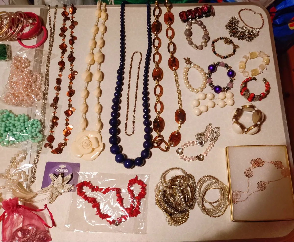 LOTS OF COSTUME JEWELLERY (NEW & USED). - Image 4