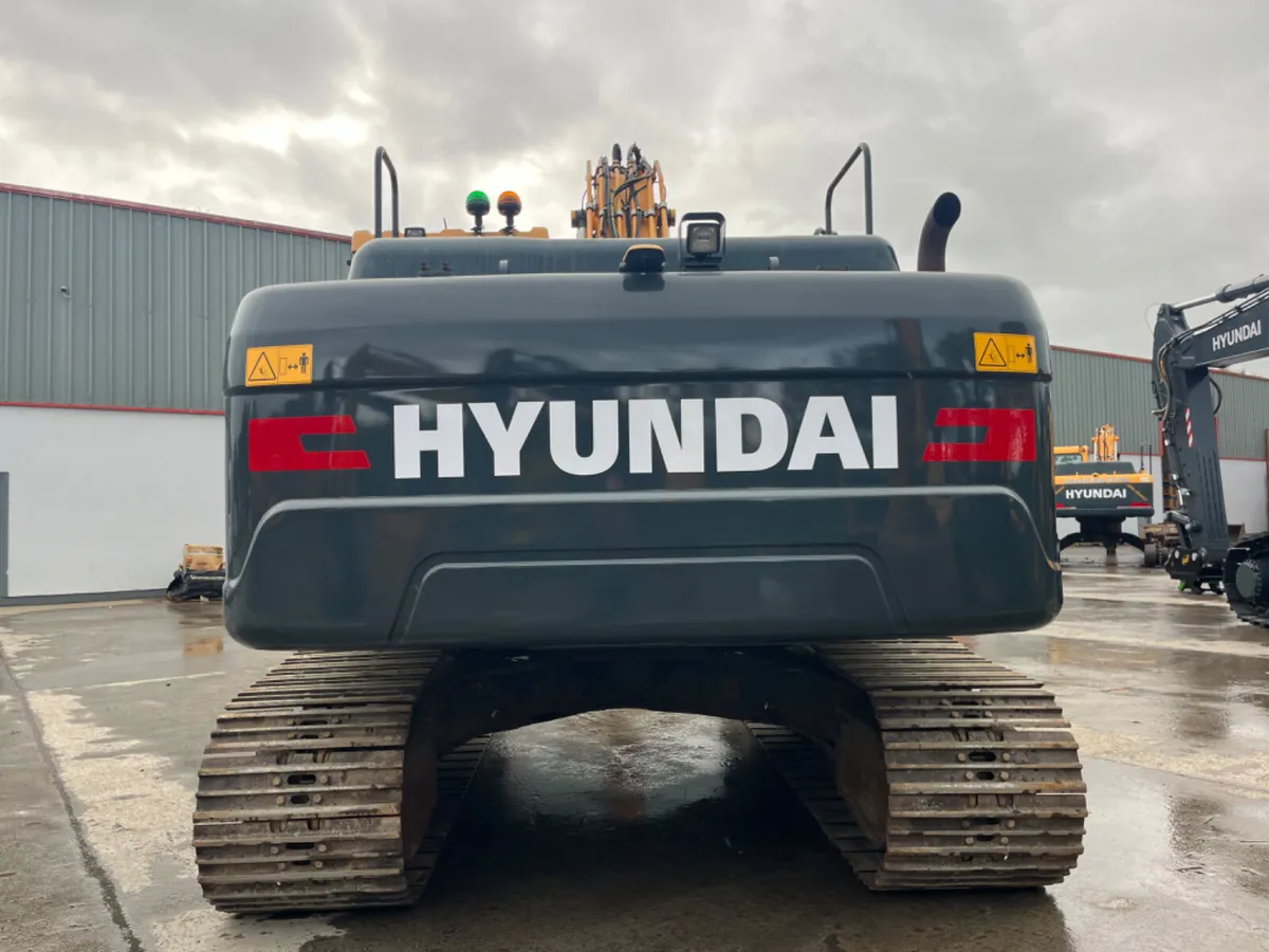 2018 Hyundai HX220L - Image 4