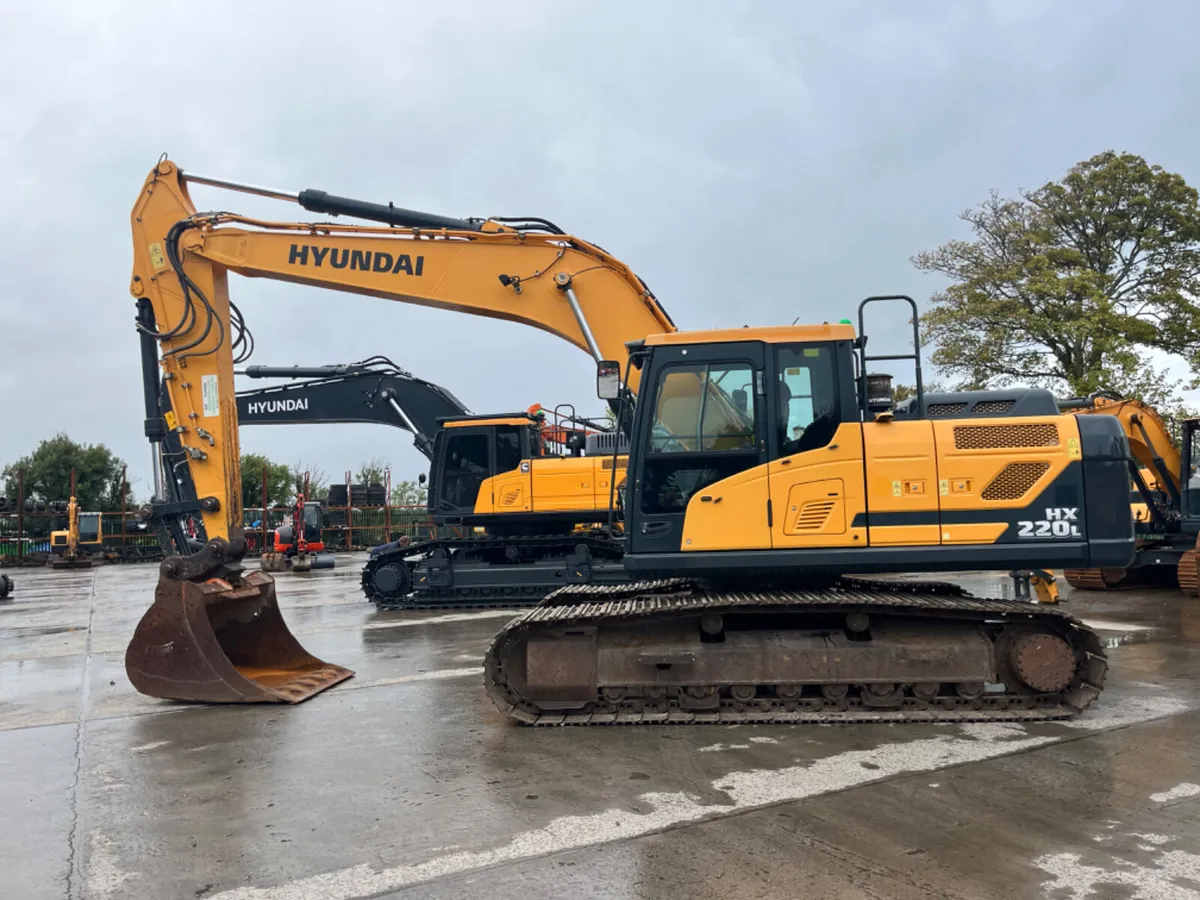 2018 Hyundai HX220L - Image 1