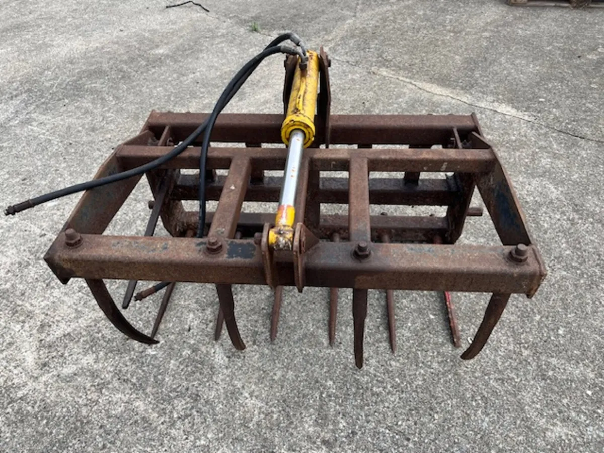 Silage Grab 4ft Suit MF Power Loader or similar - Image 1