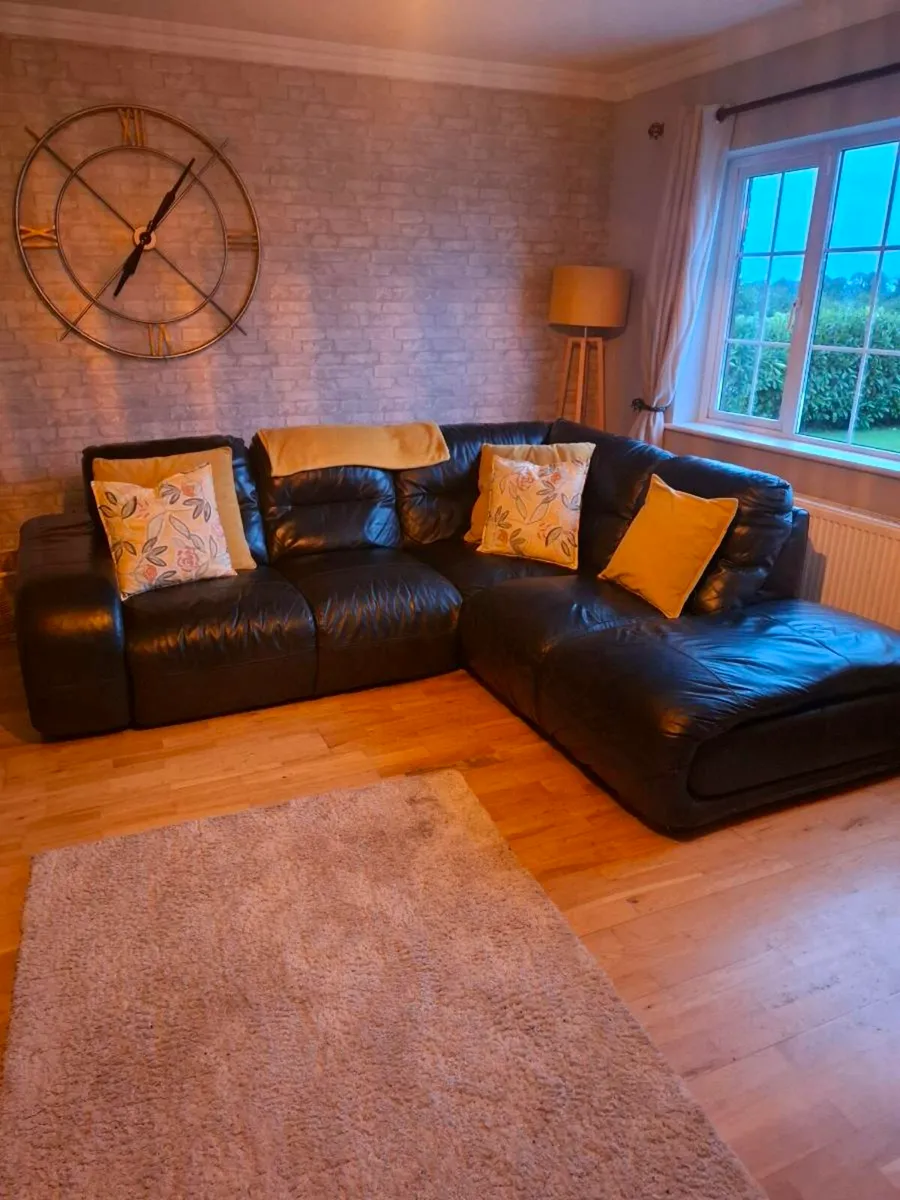 Corner leather couch - Image 1